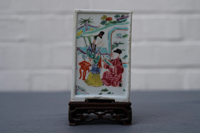 Un pot &agrave; pinceaux en porcelaine de Chine famille rose sur socle en bois, Yongzheng/Qianlong